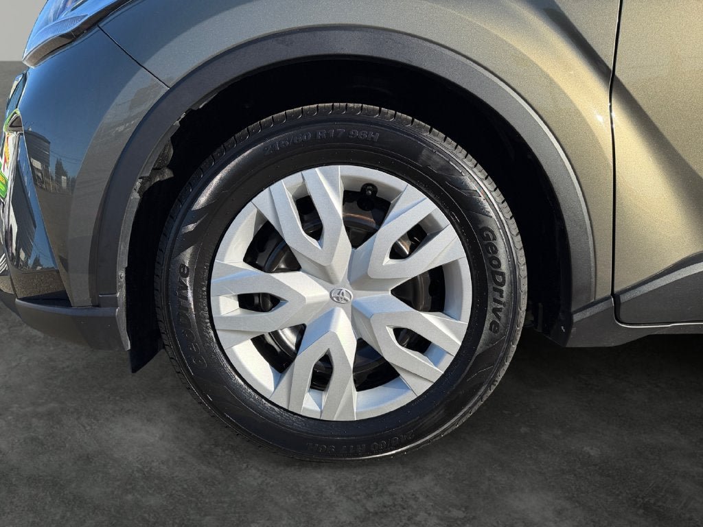 Used 2021 Toyota C-HR LE FWD image 4