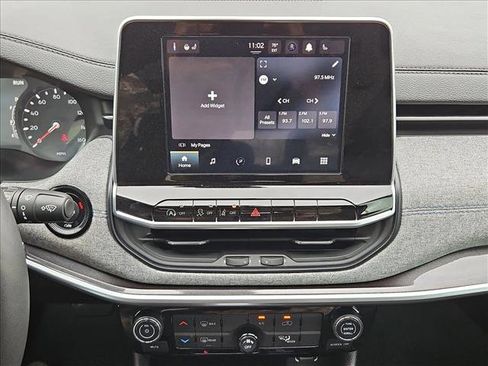 Used 2025 Jeep Compass Latitude image 15