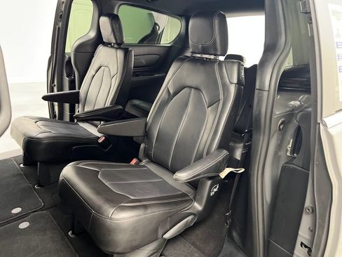 Used 2025 Chrysler Pacifica Select FWD image 13