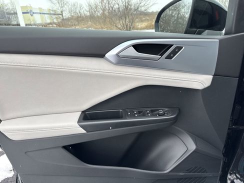 New 2026 Volkswagen Taos SE image 15