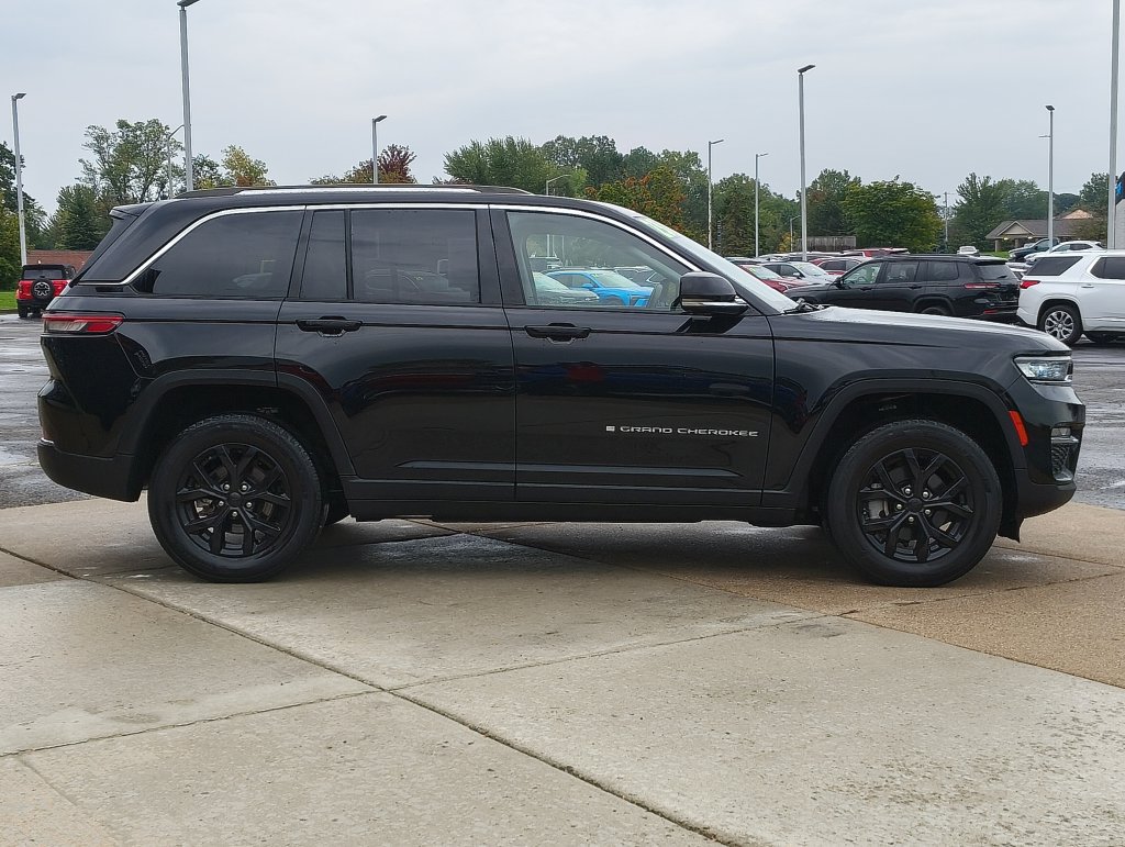 Used 2023 Jeep Grand Cherokee Limited AWD/4WD image 27