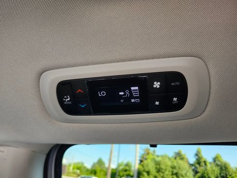 Used 2024 Chrysler Pacifica Touring-L FWD image 28