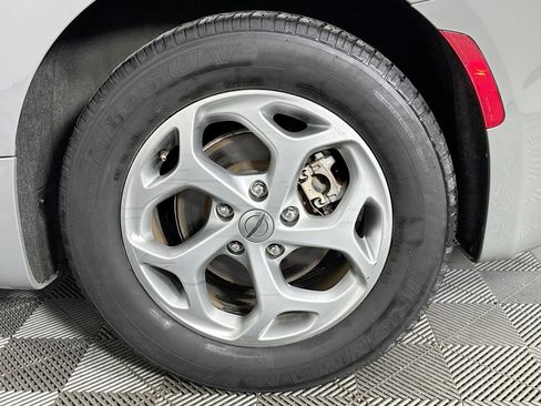 Used 2023 Chrysler Pacifica Limited FWD image 35