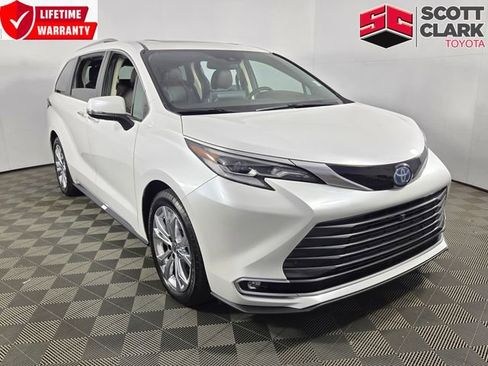 Used 2023 Toyota Sienna Platinum image 1