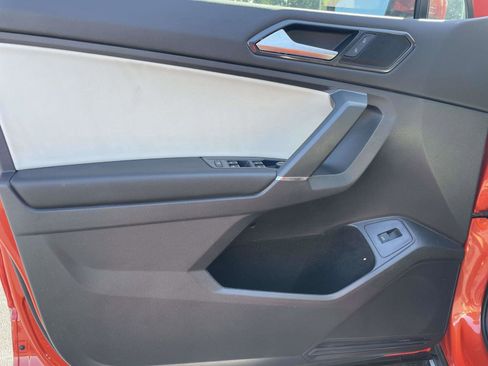 Used 2018 Volkswagen Tiguan SEL AWD/4WD image 15
