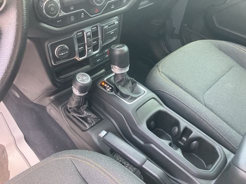 Used 2025 Jeep Gladiator Sport AWD/4WD image 13