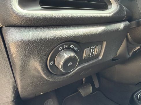 Used 2023 Chrysler Pacifica Touring FWD image 29