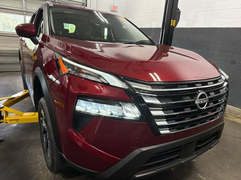 Used 2025 Nissan Rogue SV w/ SV Premium Package FWD image 3