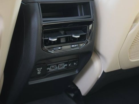 Used 2022 Jeep Grand Cherokee Limited image 25