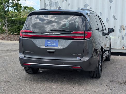 Used 2022 Chrysler Pacifica Limited image 4
