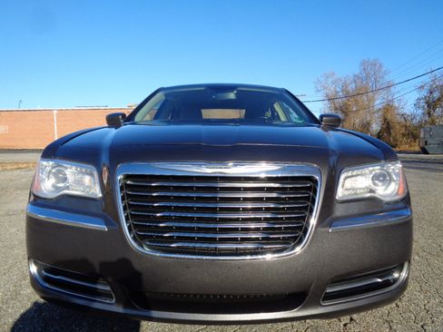 Used 2013 Chrysler 300 RWD image 2