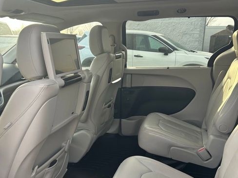 Used 2018 Chrysler Pacifica Touring-L Plus w/ Tire & Wheel Group image 6