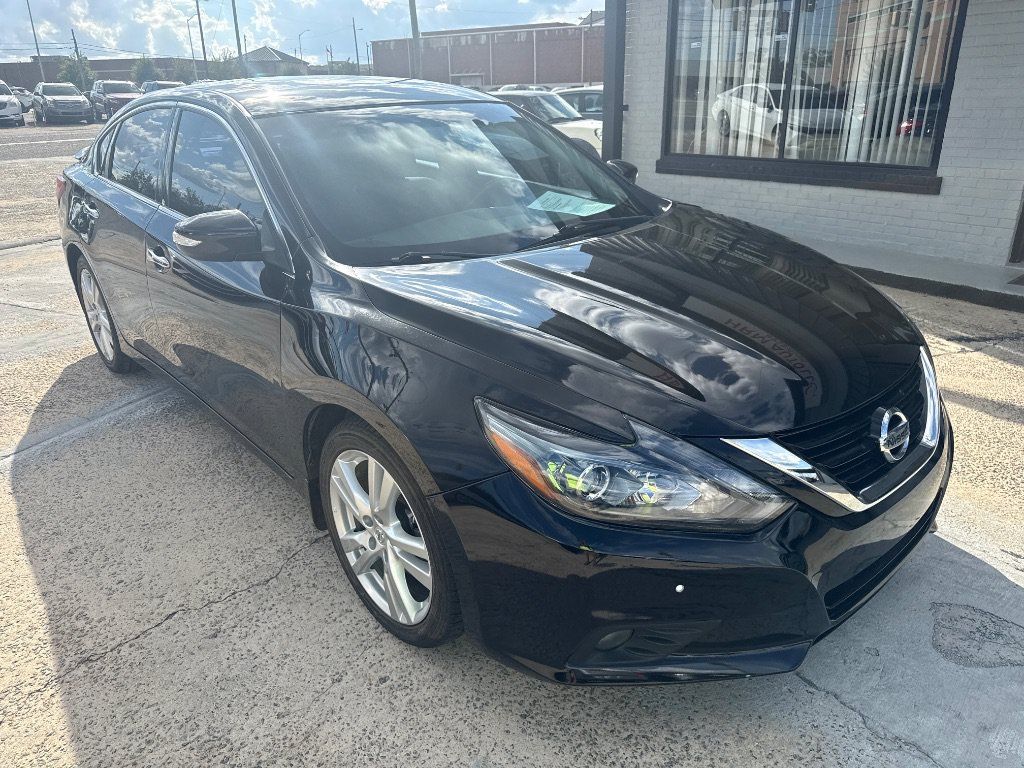 Used 2017 Nissan Altima 3.5 SL w/ 3.5SL Technology Package FWD image 2