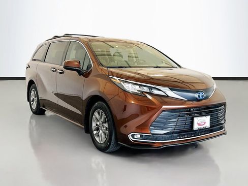 Used 2023 Toyota Sienna XLE image 3