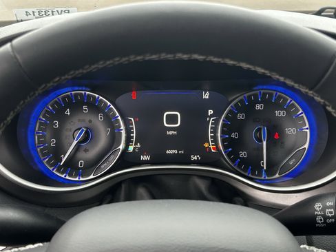 Certified 2024 Chrysler Pacifica Touring-L image 28