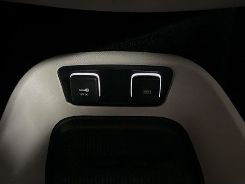 Used 2018 Chrysler Pacifica Touring-L FWD image 31