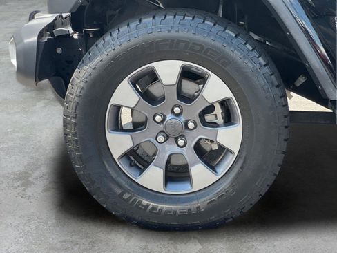 Used 2020 Jeep Wrangler Unlimited Sahara w/ Dual Top Group AWD/4WD image 27