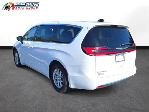 Used 2024 Chrysler Pacifica Touring-L FWD image 8