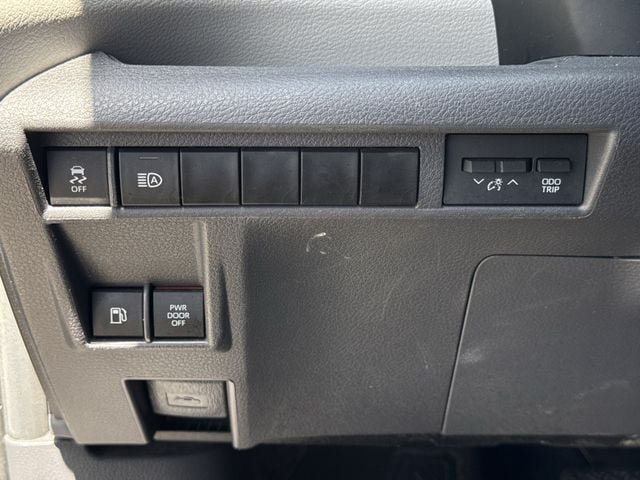Used 2024 Toyota Sienna XLE FWD image 22
