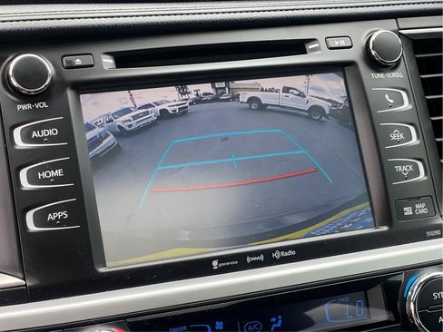 Used 2019 Toyota Highlander XLE AWD/4WD image 12