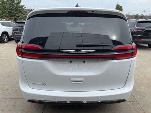 Used 2024 Chrysler Pacifica Touring-L image 5
