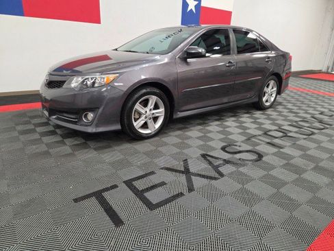 Used 2014 Toyota Camry SE FWD image 2
