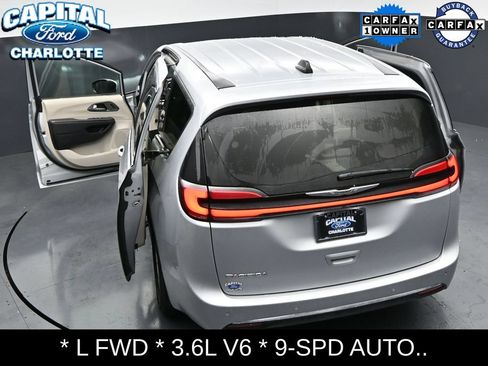 Used 2023 Chrysler Pacifica Touring-L FWD image 33