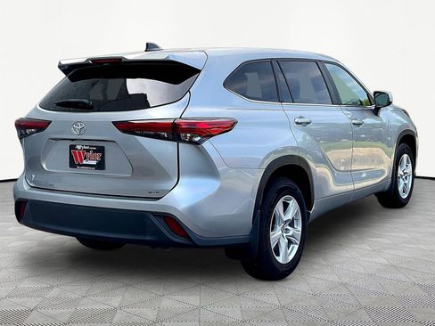 Used 2023 Toyota Highlander L AWD/4WD image 6