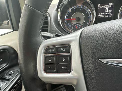 Used 2013 Chrysler Town & Country Touring image 10