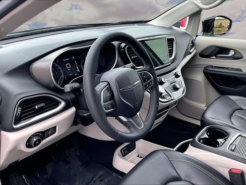 Used 2024 Chrysler Pacifica Touring-L FWD image 17