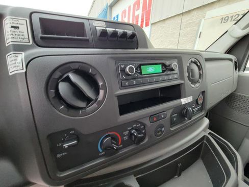 Used 2022 Ford E-350 and Econoline 350 Super Duty image 17