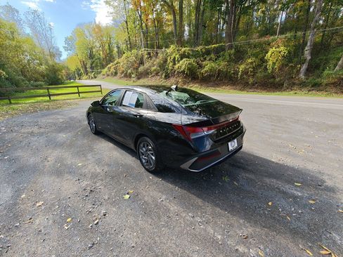 Used 2024 Hyundai Elantra SEL image 3