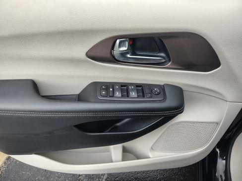 Certified 2024 Chrysler Voyager LX image 31