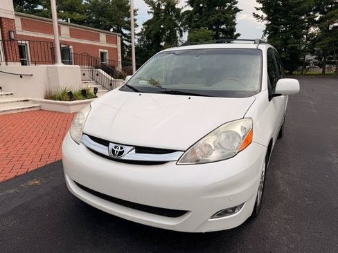 Used 2010 Toyota Sienna FWD image 2