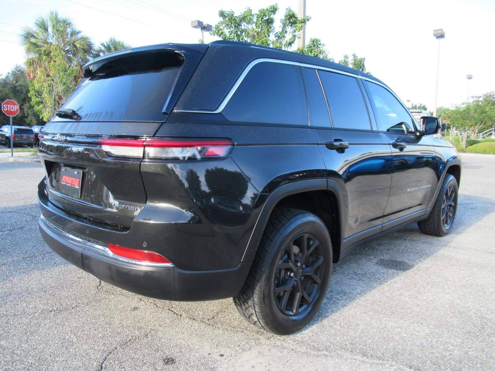 Used 2023 Jeep Grand Cherokee Limited AWD/4WD image 7