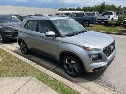 Used 2025 Hyundai Venue SEL FWD image 2