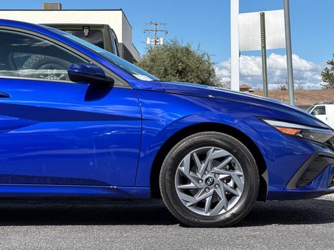 Used 2024 Hyundai Elantra Blue image 35