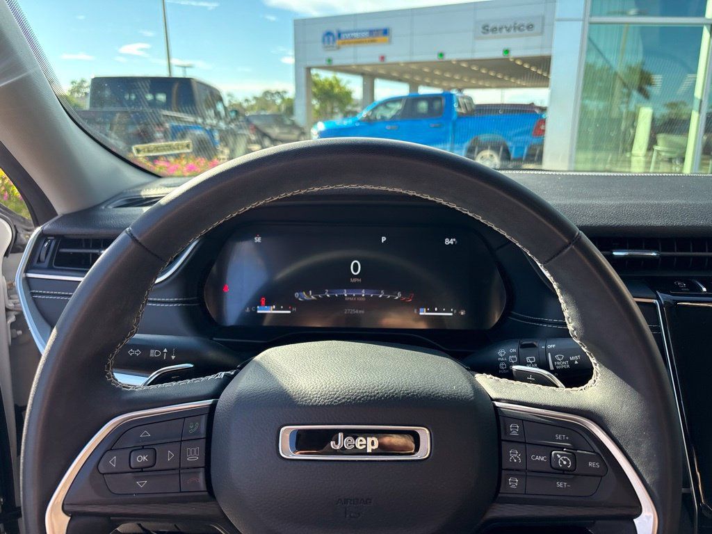 Used 2023 Jeep Grand Cherokee L Laredo RWD image 9