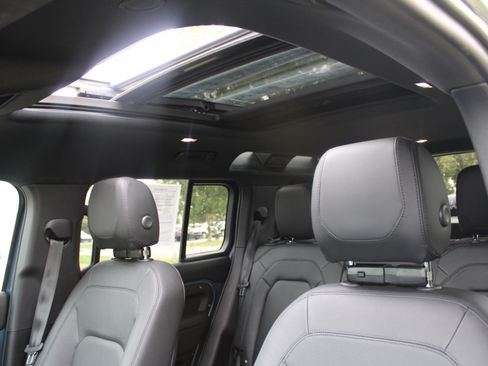 Used 2024 Land Rover Defender 110 S image 8