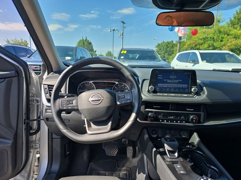 Used 2025 Nissan Rogue SV AWD/4WD image 15