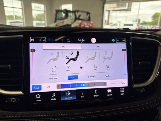 Used 2023 Chrysler Pacifica Limited FWD image 42