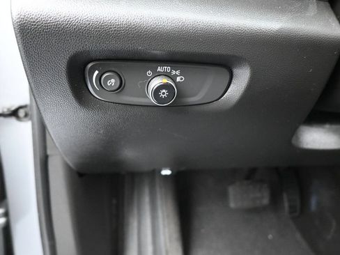 Used 2023 Chevrolet Traverse LT FWD image 12