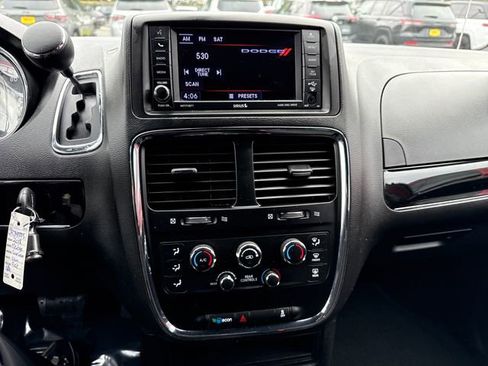 Used 2018 Dodge Grand Caravan SE image 25