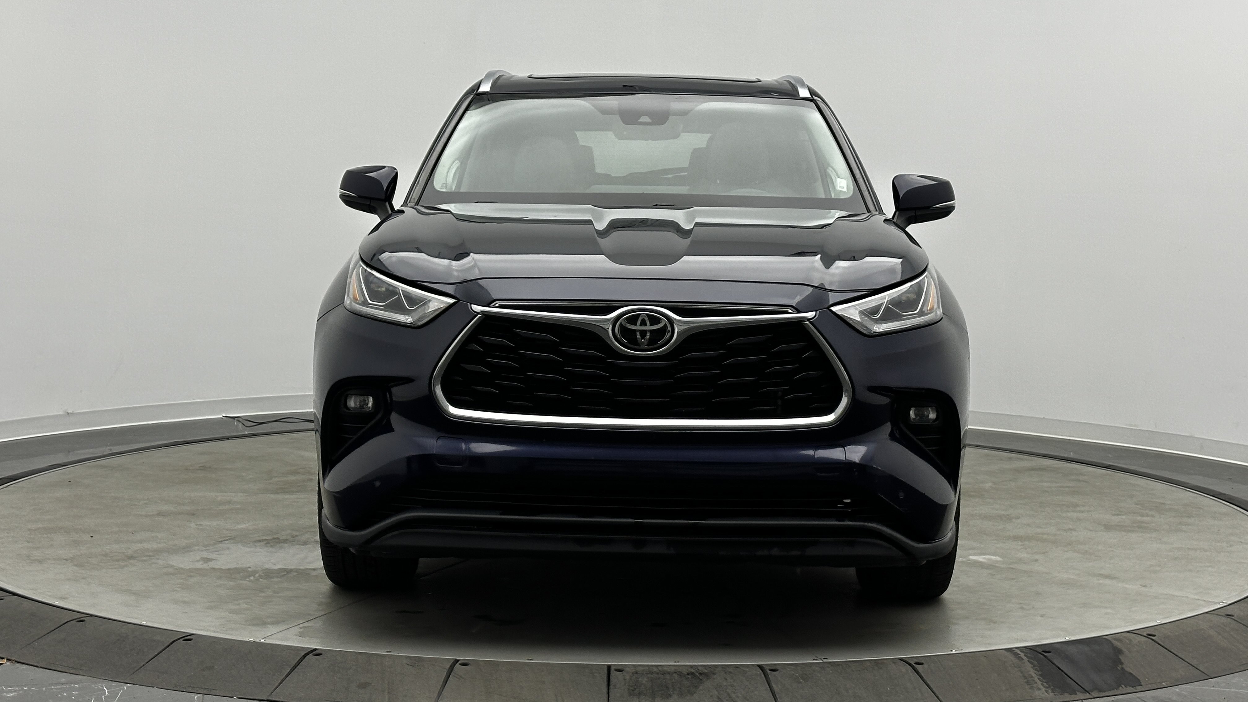 Used 2023 Toyota Highlander Limited FWD image 2