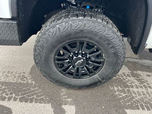 Used 2024 Chevrolet Silverado 2500 ZR2 w/ Technology Package image 13