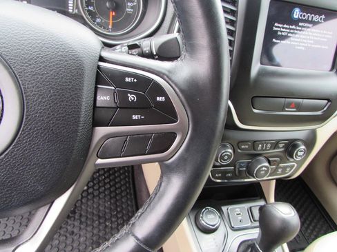 Used 2019 Jeep Cherokee Latitude w/ Cold Weather Group image 17