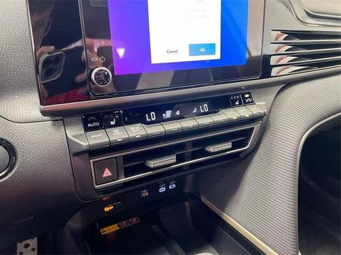 Used 2025 Toyota Camry SE w/ Convenience Package image 18