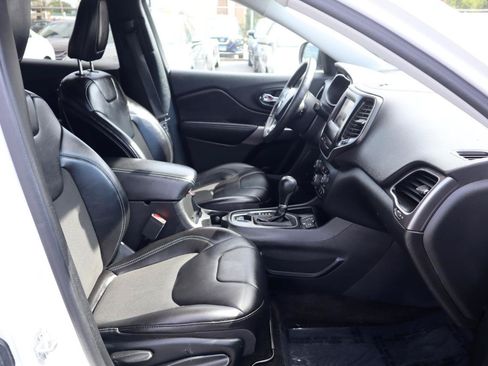 Used 2019 Jeep Cherokee Latitude Plus w/ Cold Weather Group FWD image 9