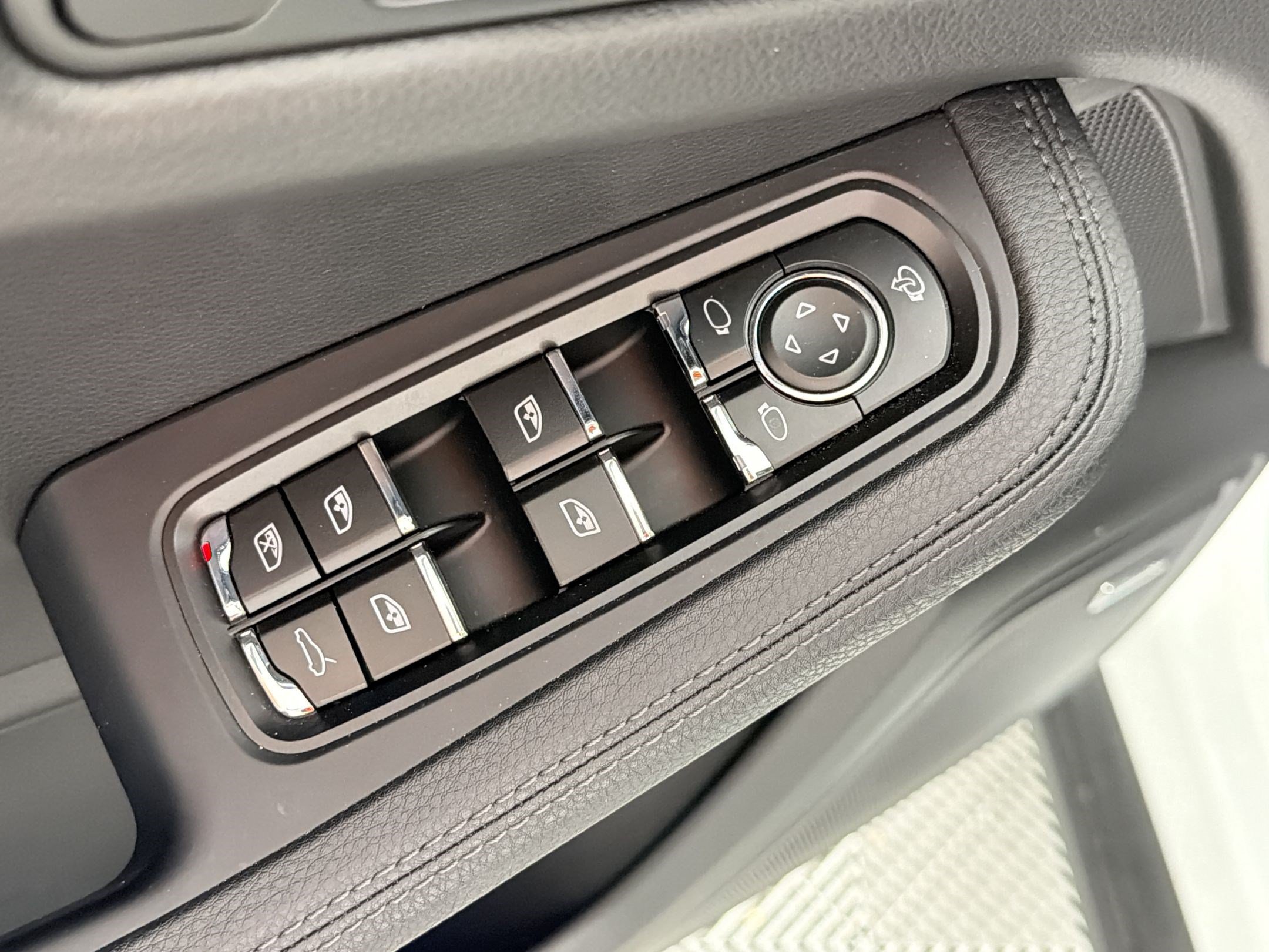 Certified 2026 Porsche Macan AWD/4WD image 13