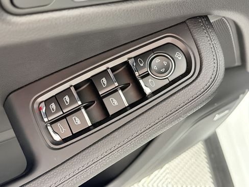 Certified 2026 Porsche Macan AWD/4WD image 13